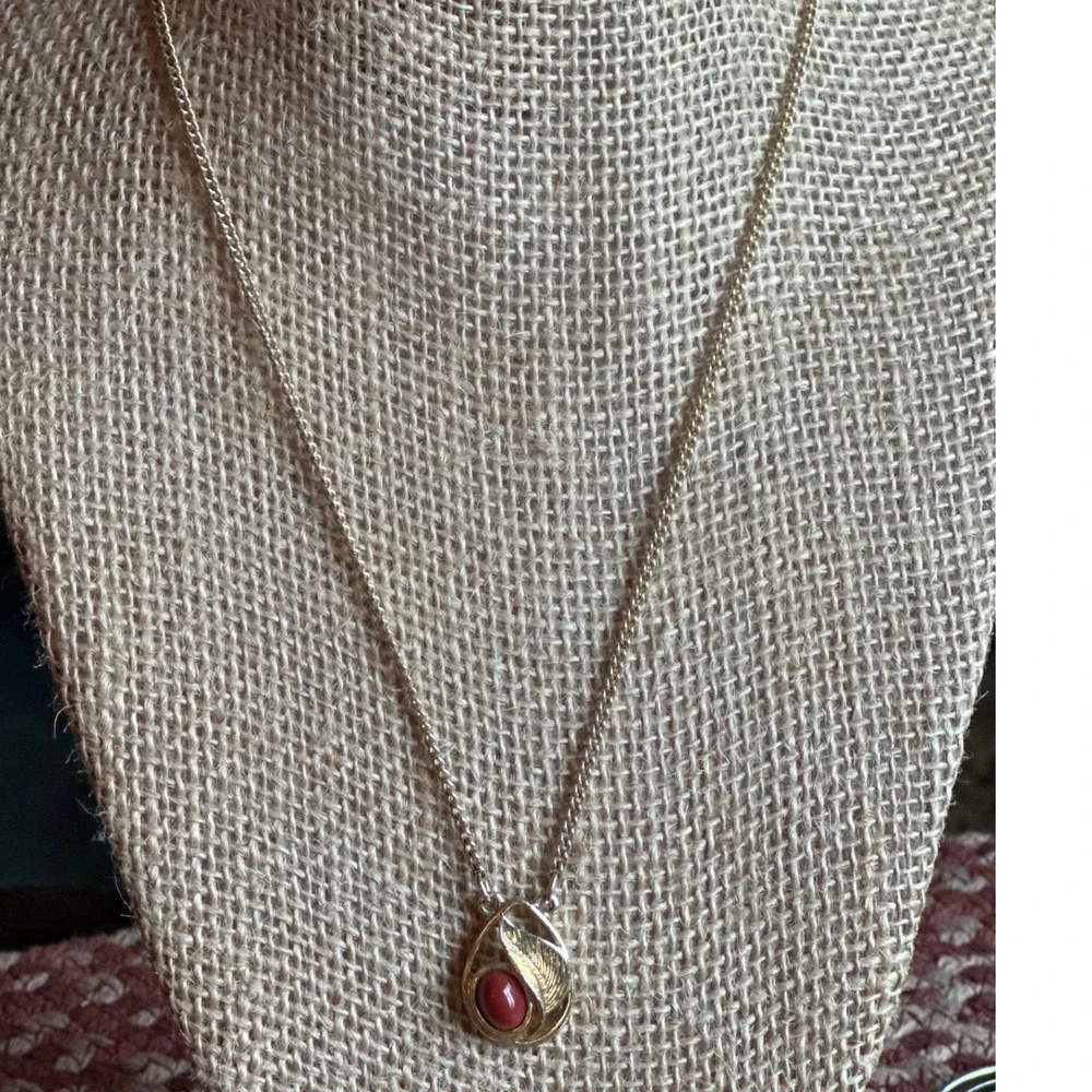 Vintage Gold Tone Pendant‎ Necklace with Red Stone Leaf Detail